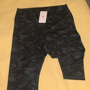 NWT Fabletics High-Waisted Powerhold 7/8 leggings; 2X